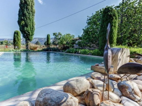 Spacious Cottage in Oppede with Swimming Pool